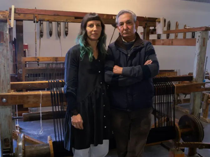 A tecelã Inês Barreiros ao lado do mestre João Ferreira